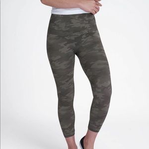 Like new Spanx Look at Me Now Seamless Cropped Leggings XL Sage Camo